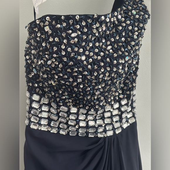 Gorgeous Prom/ ball gown size 4 navy blue with gems across bodice never worn - Picture 2 of 6